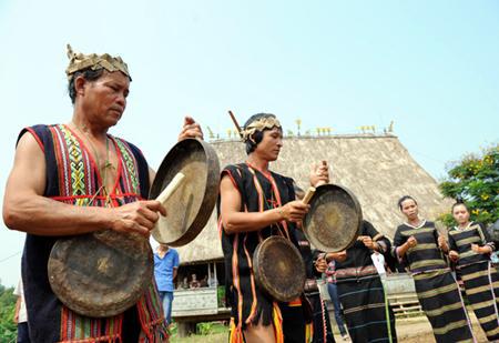 Gie Trieng ethnic minority people s celebration on new communal house